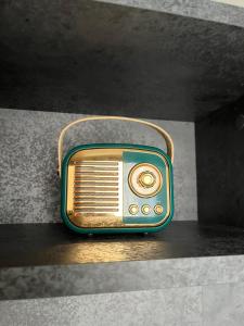 an old radio sitting on top of a shelf at Vittorino house in Polignano a Mare