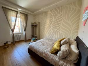a bedroom with a bed and a wall at Equi60 in Rome