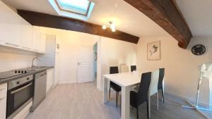 a kitchen and dining room with a table and chairs at Maison M Bed and Breakfast in Alignan-du-Vent