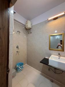a bathroom with a sink and a mirror at Hotel Shifa Manor in Chāībāsa
