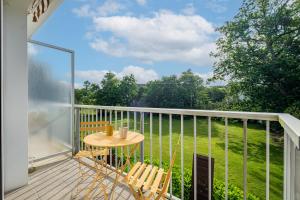 a patio with a table and chairs on a balcony at L'Instant Arradon - Pointe & sentiers côtiers in Arradon