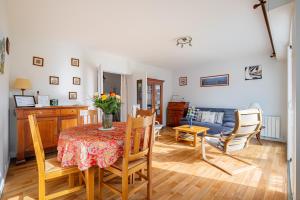a living room with a table and chairs at L'Instant Arradon - Pointe & sentiers côtiers in Arradon
