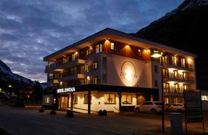 budynek z zaparkowanym przed nim samochodem w obiekcie Hotel Zontaja Superior w mieście Galtür