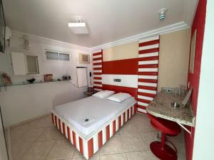 a small bedroom with a bed and a desk at Lemonte Motel in Brusque