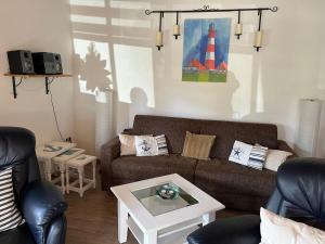 a living room with a couch and a table at Ferienwohnung Raschke in Fehmarnsund