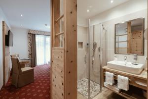 Vannas istaba naktsmītnē Hotel Edda +40 fotogrāfijas