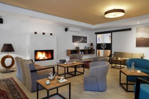 salon z meblami i kominkiem w obiekcie Hotel Zontaja Superior w mieście Galtür