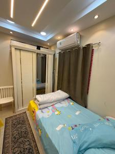 a small bedroom with a bed and a window at شقة فندقية غرفة واحدة in Mansoura