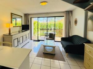 a living room with a couch and a table at Duplex T3 2 étoiles bord de lac 65mcarrés in Biscarrosse