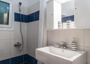 Koupelna v ubytování Elounda Apartments by The Sea + 19 fotografií
