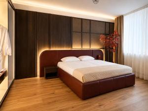 a bedroom with a large bed in a room at Design-Apartment Siegen Oberstadt in Siegen +5 photos