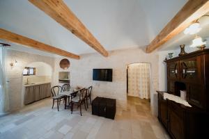 a kitchen and dining room with a table and chairs at Casa del Ramaiolo in Alberobello