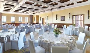 Restaurace v ubytování Anantara Al Jabal Al Akhdar Resort + 37 fotografií