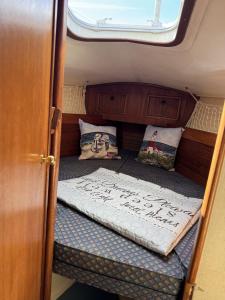 a small bed in the back of a boat at Schlafplatz mit Meerblick in Kühlungsborn