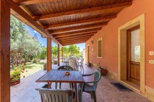 an outdoor patio with a table and chairs at Lemalu con giardino in Menfi