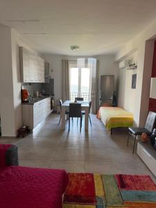 ein Wohnzimmer mit Küche und Esszimmer in der Unterkunft Collis Iani - Experience in Colliano