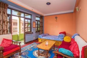 Panaoti的住宿－Panauti Community Homestay，客厅配有两张床和一张桌子
