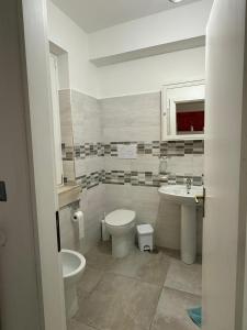ein Badezimmer mit Toilette und Waschbecken in der Unterkunft Collis Iani - Experience in Colliano + 21 Fotos