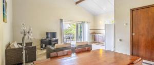 a living room with a table and a kitchen at Wayaca Mini Resort in Willemstad