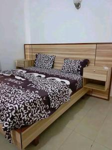 two beds sitting next to each other in a room at Appartement meublé service in Cotonou