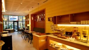 a restaurant with a bar with tables and chairs at Le Yot Hotel in 'Aïn Benian