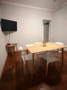 a dining room with a wooden table and chairs at Casa Morotï - Casa de dos habitaciones en la Costanera de Corrientes in Corrientes