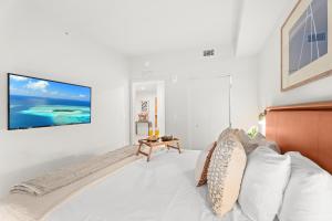 a bedroom with a bed and a tv on the wall at 1Bd Top Location Downtown Miami in Miami