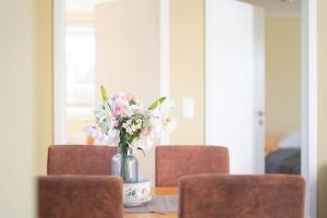 a vase of flowers sitting on top of a table at Dorfstraße 28 Seeadler in Klausdorf