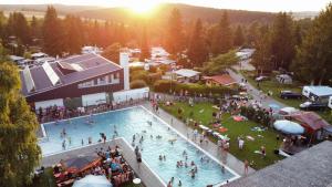 an overhead view of a swimming pool with a crowd of people at Mobilheim in Laichingen