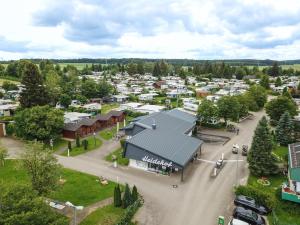 an aerial view of a small town with a parking lot at Mobilheim in Laichingen