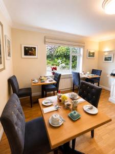 ein Esszimmer mit einem Holztisch und Stühlen in der Unterkunft Edencrest B&B in Bantry