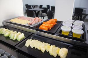 a buffet with some food and some drinks and food at Hotel Kazullo in Maceió