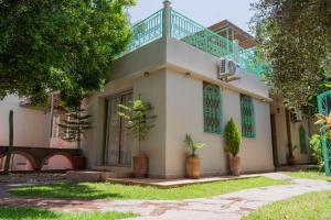 a house with a balcony on top of it at Villa familiale avec piscine privée sans vis à vis in Oulad Raho