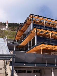 a building with a balcony on top of it at Apartment Bergliebe in Sellrain