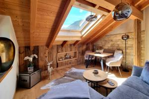 a living room with a couch and a table at Ferienhaus Alpenblick in Mittenwald