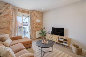 a living room with a couch and a tv at Casa Da Rita in Matapozuelos