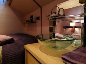a glass bowl on a counter in a room at Péniche - Eden in Samois-sur-Seine +19 photos