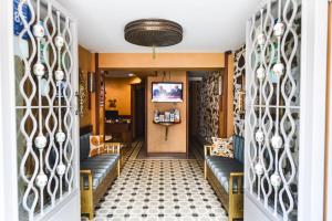 eine Lobby mit Sofas und einer Tür mit einer Wand aus Bällen in der Unterkunft Merial Hotel Sultanahmet in Istanbul