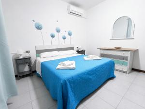 a bedroom with a blue bed with a blue blanket at Appartamento al mare civico28 in Porto Recanati