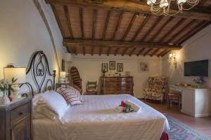 um quarto com uma grande cama branca num quarto em Hotel Belvedere Di San Leonino em Castellina in Chianti