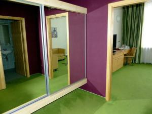 Televízia a/alebo spoločenská miestnosť v ubytovaní Hotel DAP