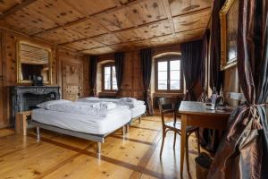 a bedroom with a bed and a desk in a room at Villa Carisch in Reams