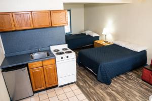 a small hotel room with a bed and a kitchen at Sunrise Motel in Seaside Heights