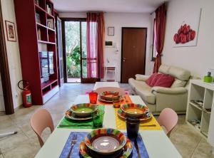 a living room with a table with plates on it at Cherry House: Giardino Privato & Relax vicino Pisa in Ponsacco