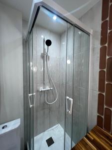 a shower with a glass door in a bathroom at Appartement hyper centre de Caen, refait à neuf, cosy in Caen +12 photos