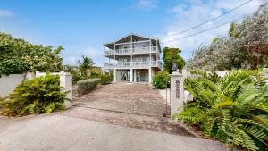 an image of a house with a driveway at CJ295FLR Hawkins Lookout in Cudjoe Key