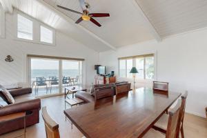 a living room with a dining table and a ceiling fan at CJ295FLR Hawkins Lookout in Cudjoe Key