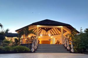 ein Haus mit einem Pavillon mit Treppe und Beleuchtung in der Unterkunft Castello Beach Hotel in Grand'Anse Praslin