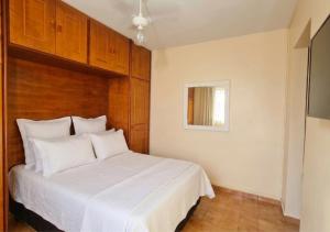 a bedroom with a white bed and a window at Caldas novas - Parque das Água Quentes - Conforto e lazer completo -Edi Locações in Caldas Novas +15 photos