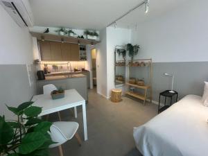 a small apartment with a kitchen and a living room at Casa Alegria in Oeiras